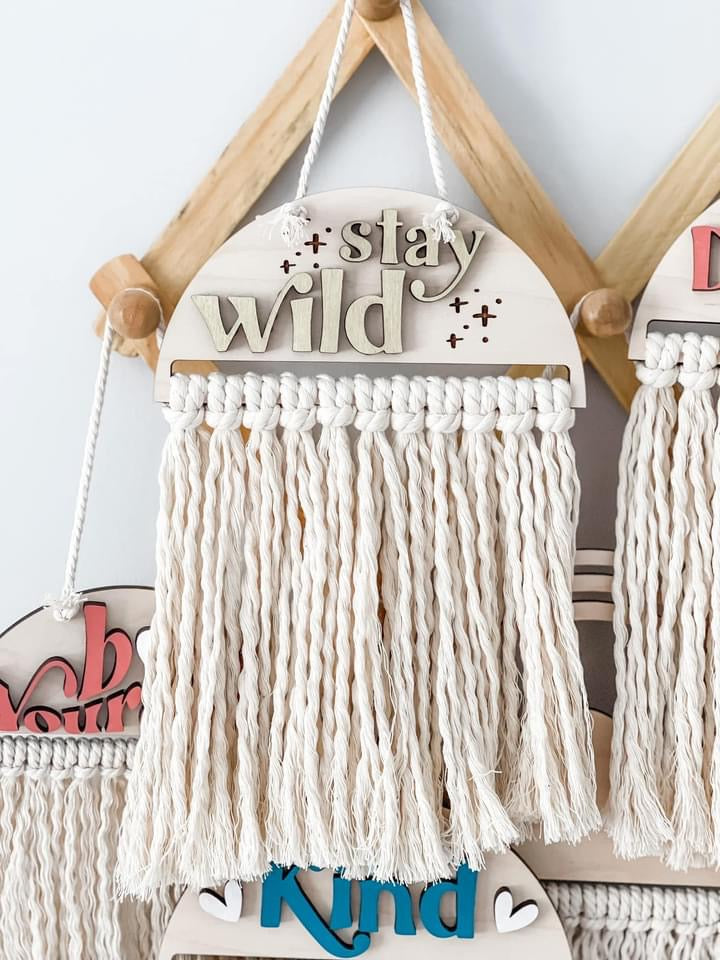 Hanging macramé Be Kind sign