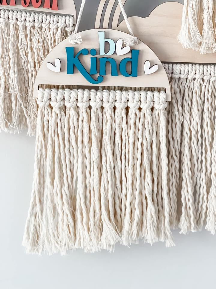 Hanging macramé Be Kind sign